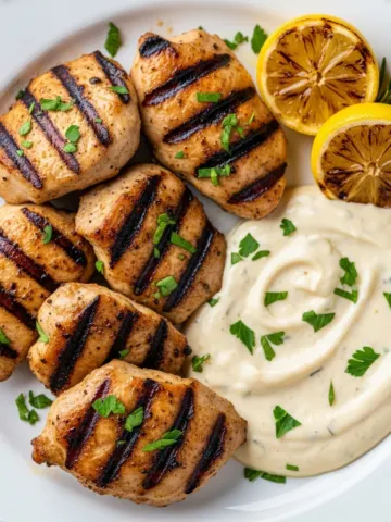 Juicy Grilled Chicken Bites with Creamy Garlic Sauce – Best Quick and Flavorful Recipe!