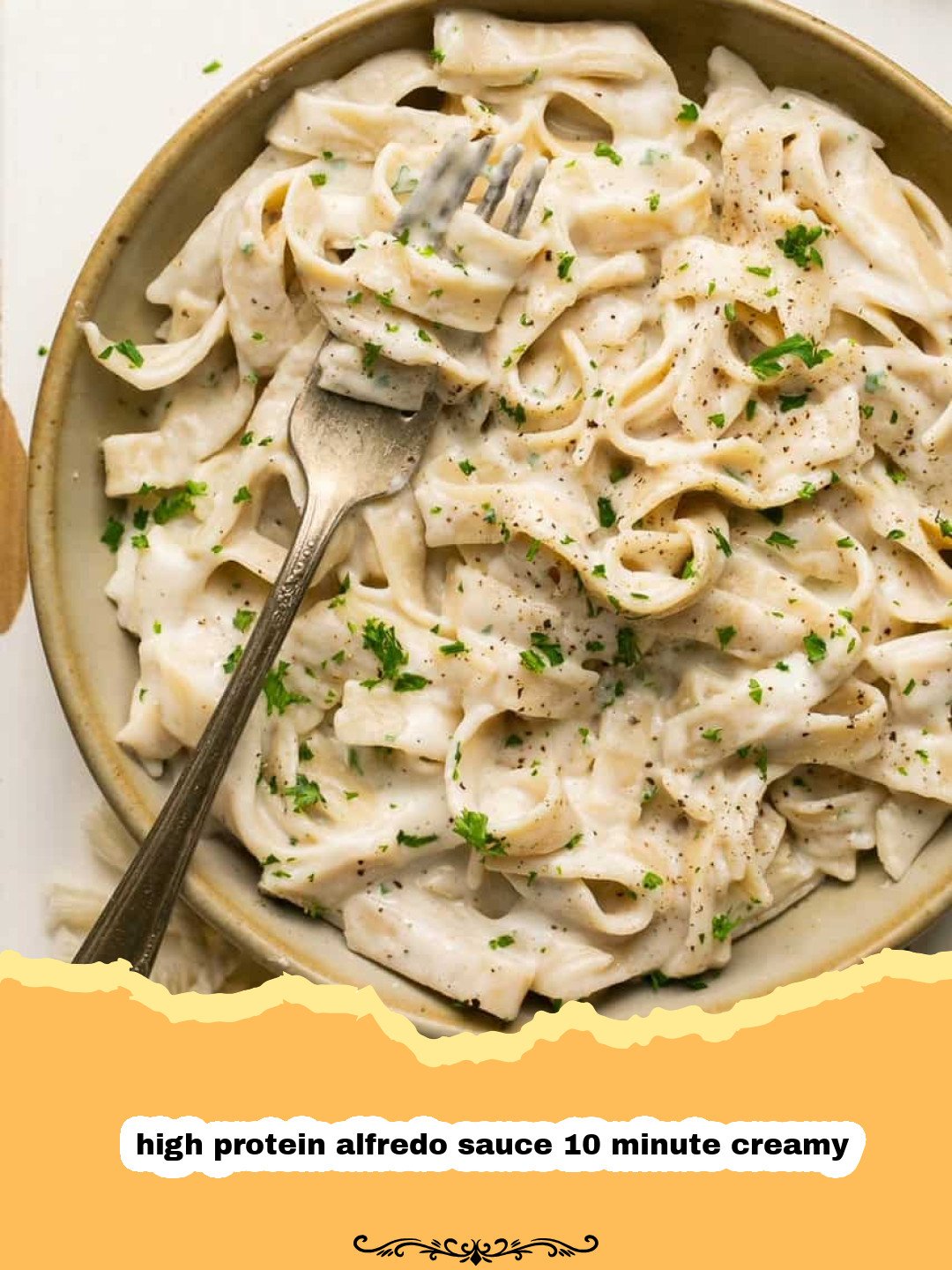 10-Minute Creamy High Protein Alfredo Sauce: Your New Favorite Weeknight Meal! 3 A bowl of creamy high protein alfredo sauce pasta with chicken, garnished with parsley.